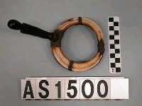 藏品(木雕人像豬牙臂環)的圖片